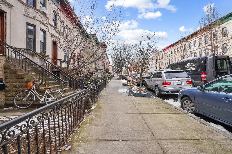 2 Bedroom Apt in Brownstone with Office- Available Jan-April - Photo 4