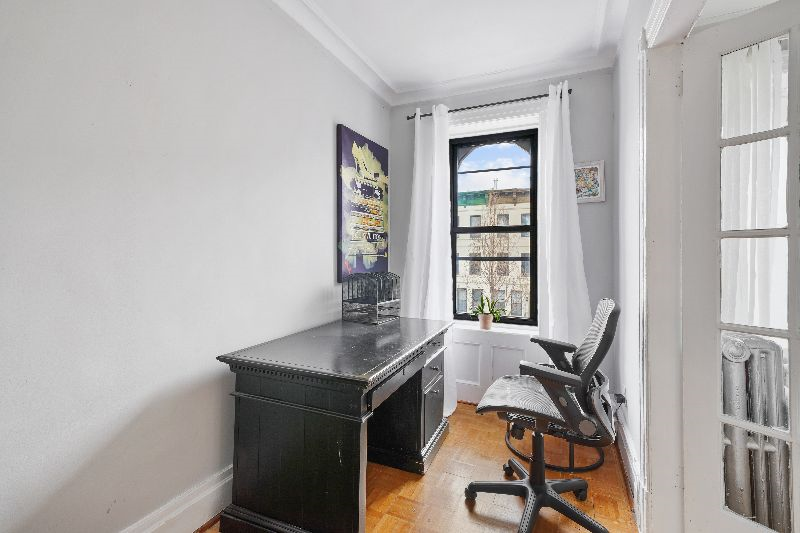 2 Bedroom Apt in Brownstone with Office- Available Jan-April - Photo 8