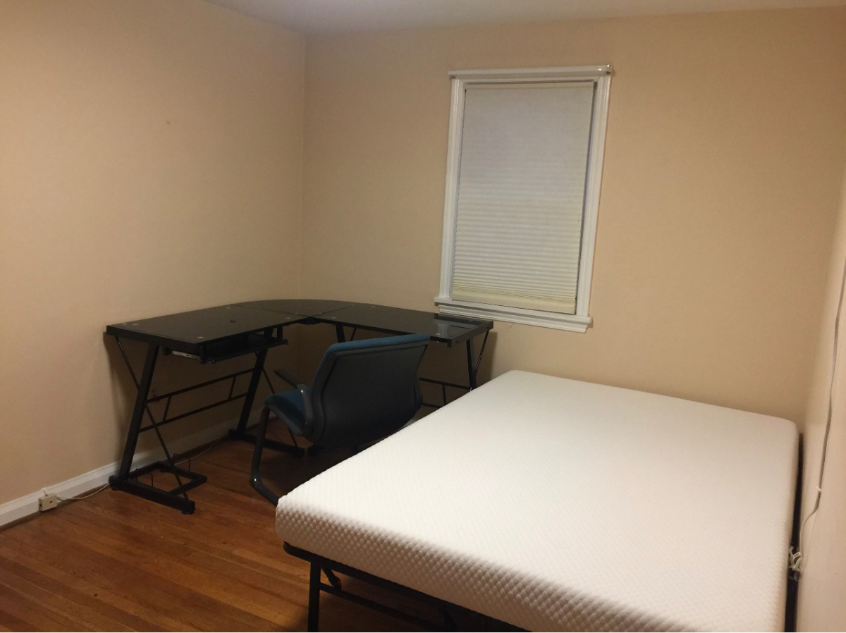 Furnished room available now - Photo 3