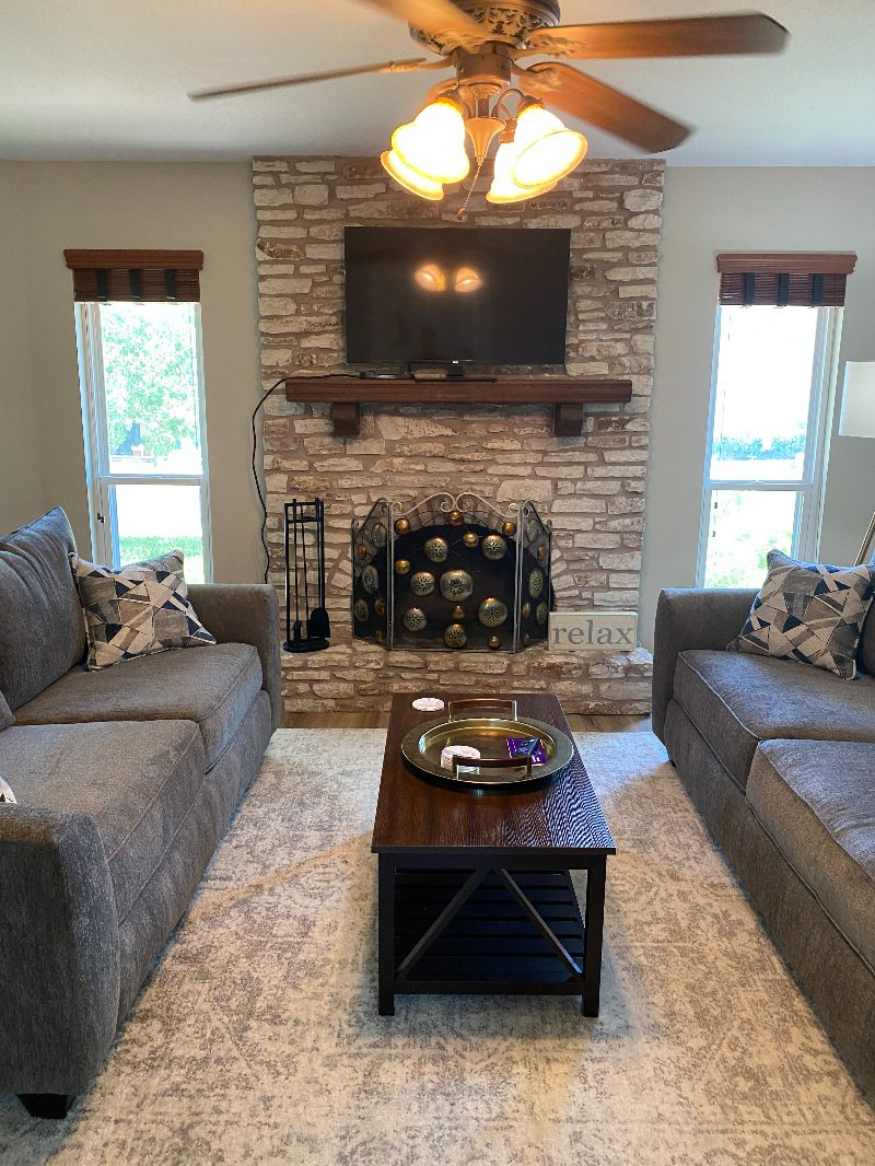 Comfortable 3/2 With Huge Fenced Backyard and Brand New Furnishings - Photo 3
