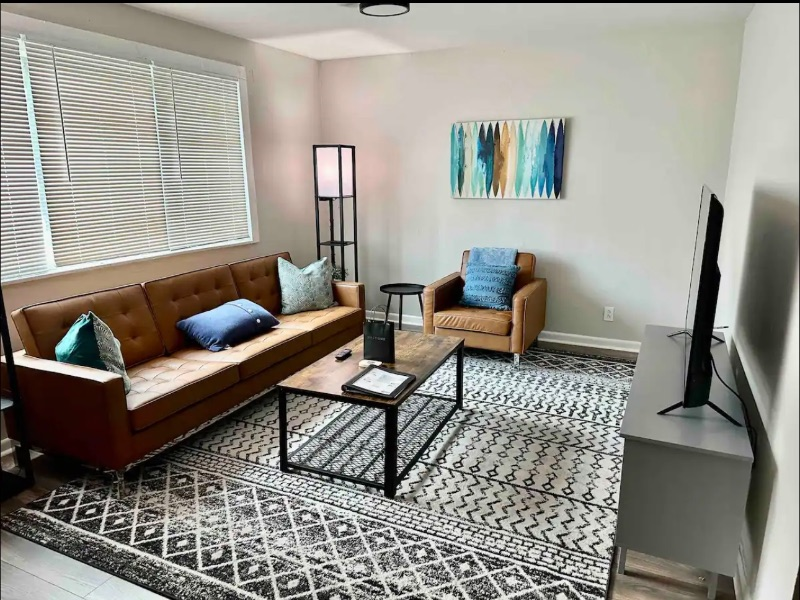 Norwood/Uptown Apt 1 near it all