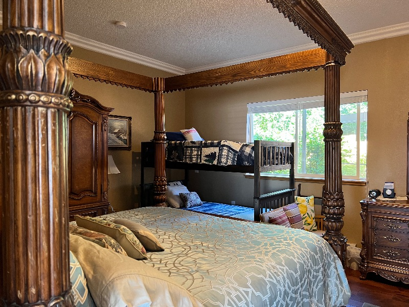 Stylish House with Modern Amenities and Scenic Views in Alaska New B