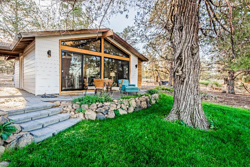 mid century modern remodeled private tumalo mountain view - Photo 1