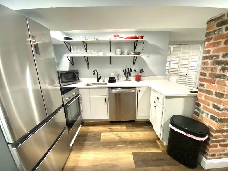 Cozy Newly Renovated Basement Apartment - Photo 7