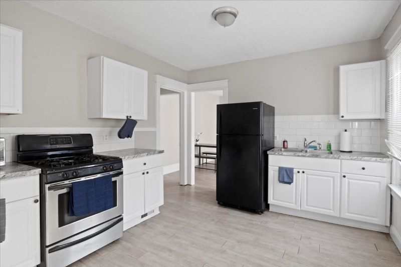 Cozy 2/1 Furnished Apartment close to major... - Photo 3