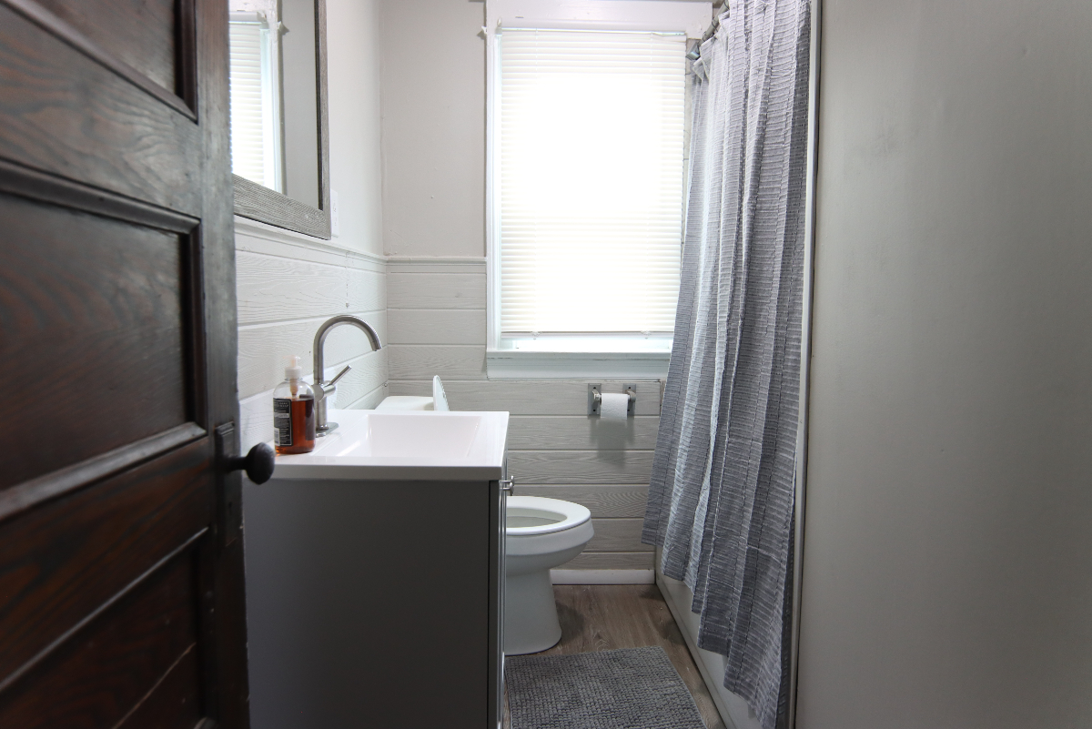 Cozy 2/1 Furnished Apartment close to major... - Photo 4