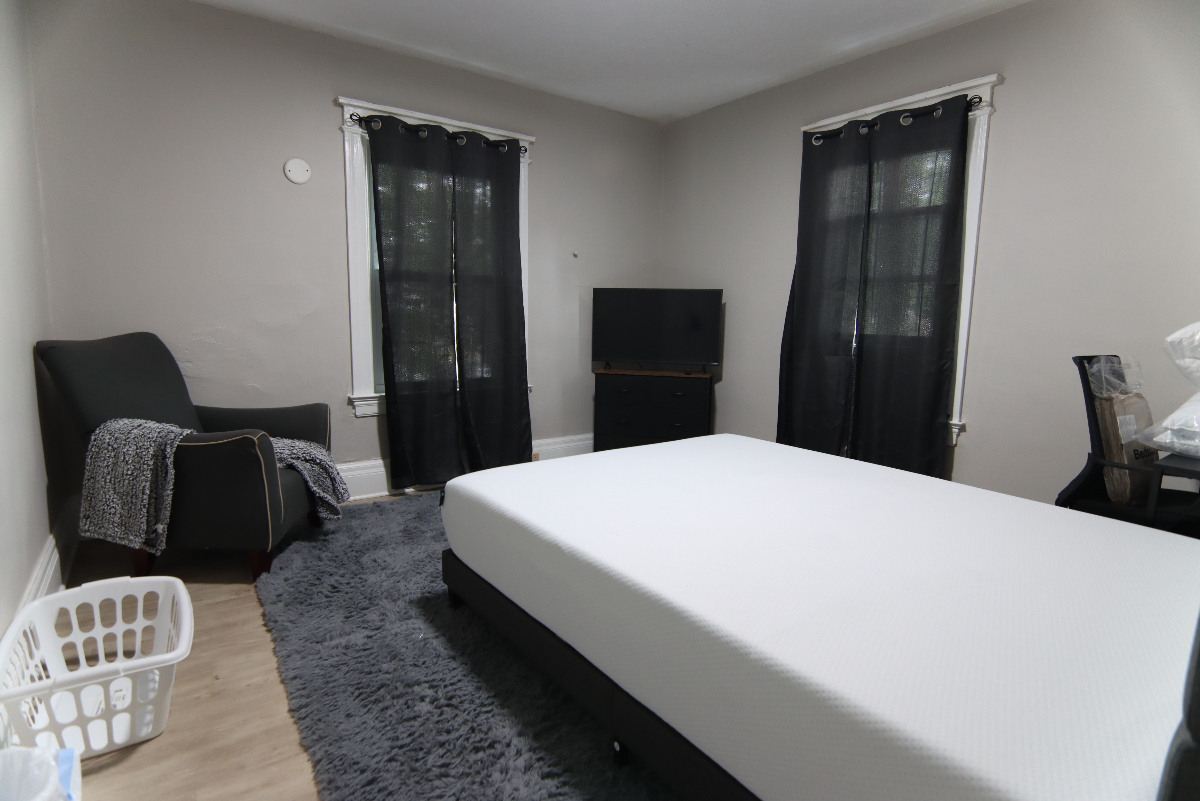 Cozy 2/1 Furnished Apartment close to major... - Photo 5