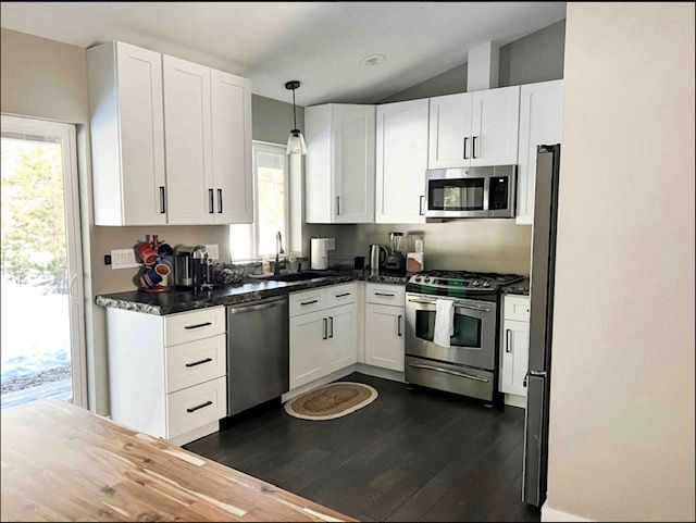 Cozy 3 bed 2 bath home - Private fenced in acre - Photo 3