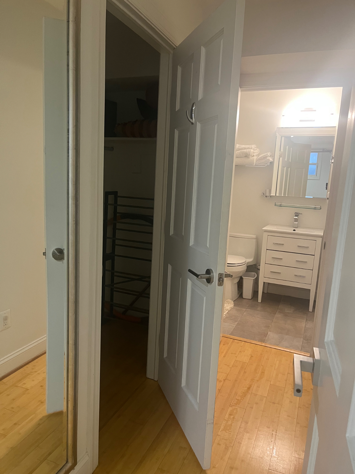 2 Level, SHARED CONDO - Furnished ROOM w/ PRIVATE Bath in 2 BD, 2.5 BA - Photo 5