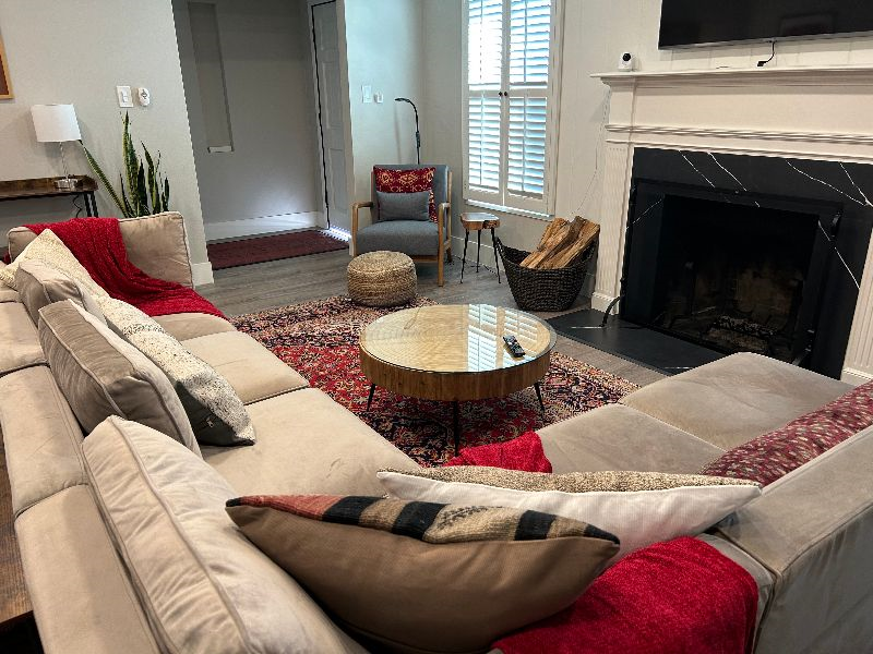 Charming South LA Retreat in Historic Leimert Park - Modern Updates with Classic Charm - Private Yard and Patio - Photo 3
