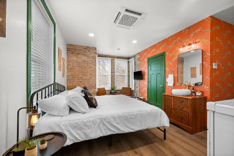 Vintage Charm Modern Studio Apartment in the Aves
