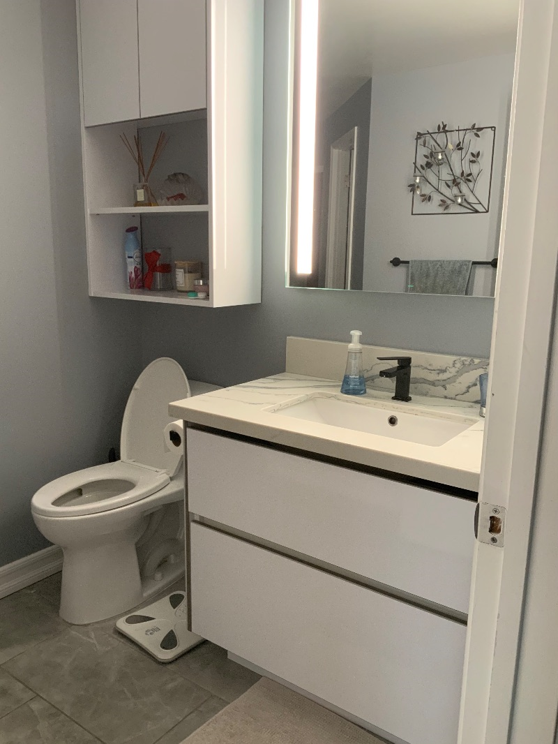 Large 1 bedroom condo with luxury amenities - Photo 4