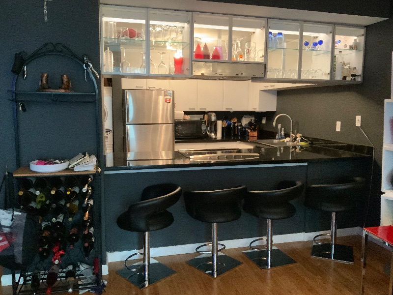Large 1 bedroom condo with luxury amenities - Photo 5