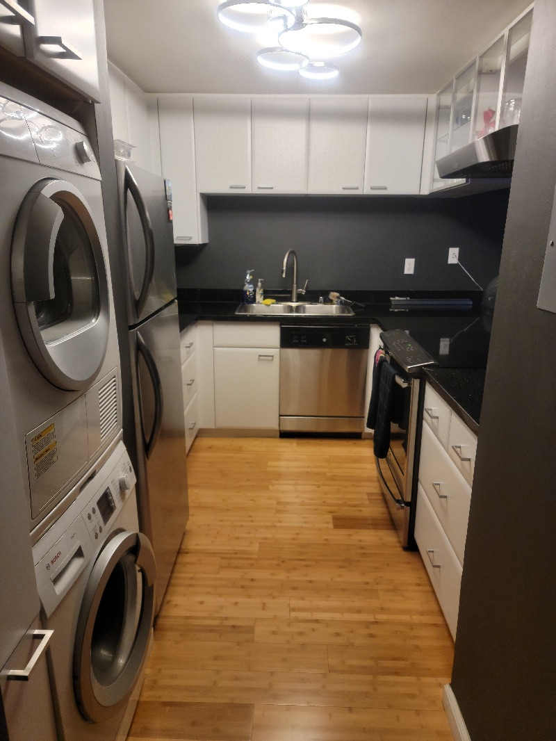 Large 1 bedroom condo with luxury amenities - Photo 2