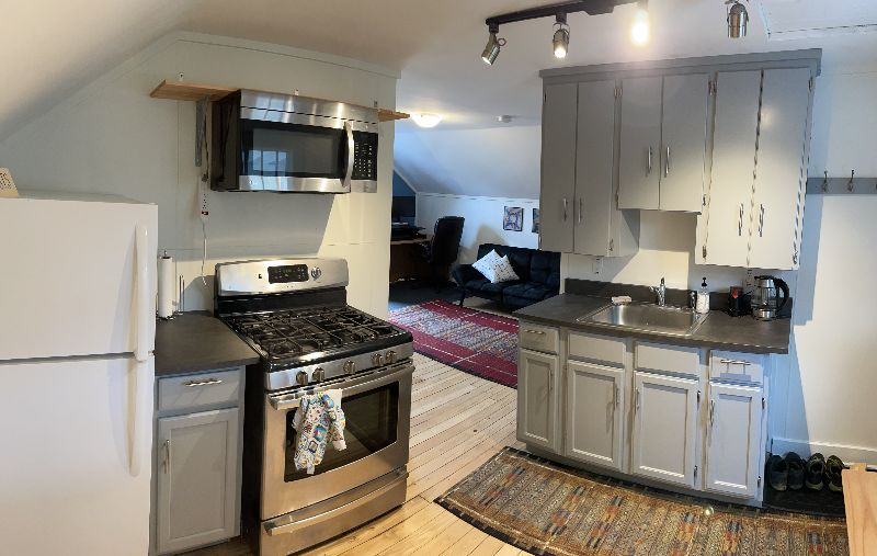 newly redone private 1-bedroom apt - walk or bike to UVM medical center - Photo 3