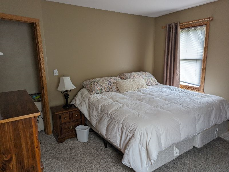 Lovely Room with Private Bath in Oak Creek House with Family Room and ...
