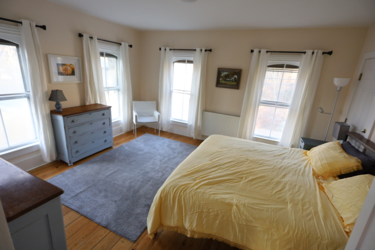 2nd floor apt near Mt Ascutney Hospital - Photo 2