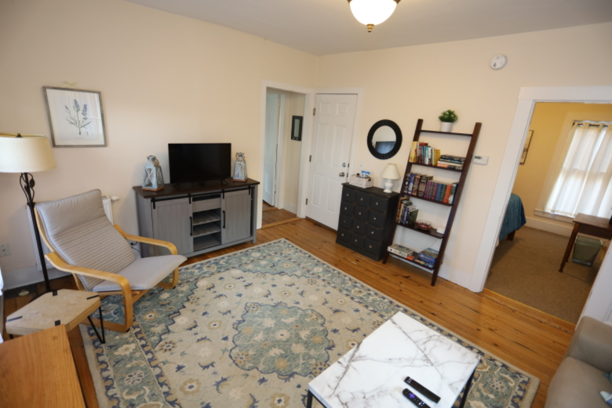 2nd floor apt near Mt Ascutney Hospital - Photo 5