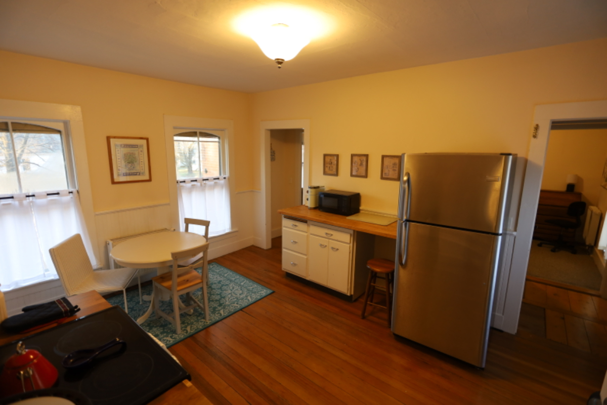 2nd floor apt near Mt Ascutney Hospital - Photo 10