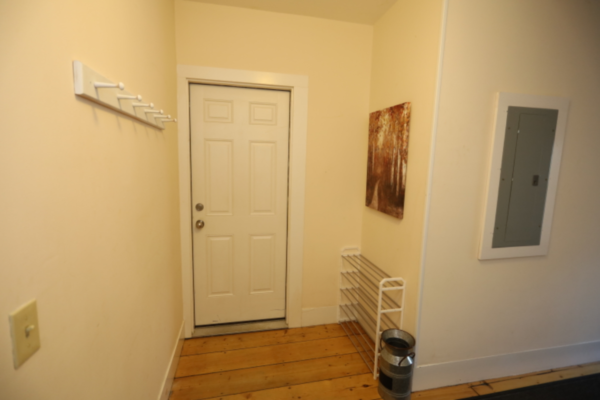 2nd floor apt near Mt Ascutney Hospital - Photo 4