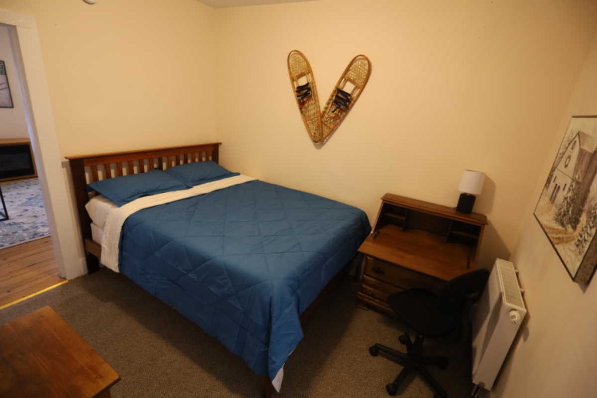 2nd floor apt near Mt Ascutney Hospital - Photo 8