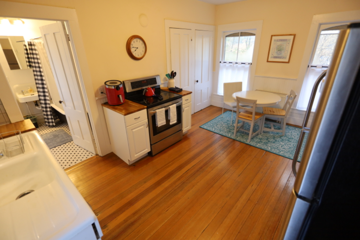 2nd floor apt near Mt Ascutney Hospital - Photo 12
