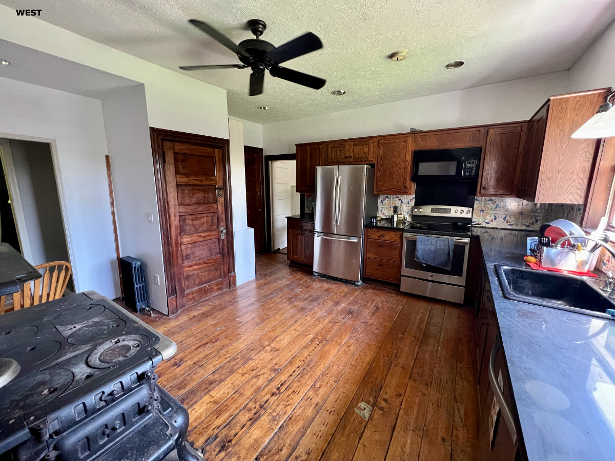 Large Bedroom with private exterior door to beautiful garden - great for pets - Photo 5