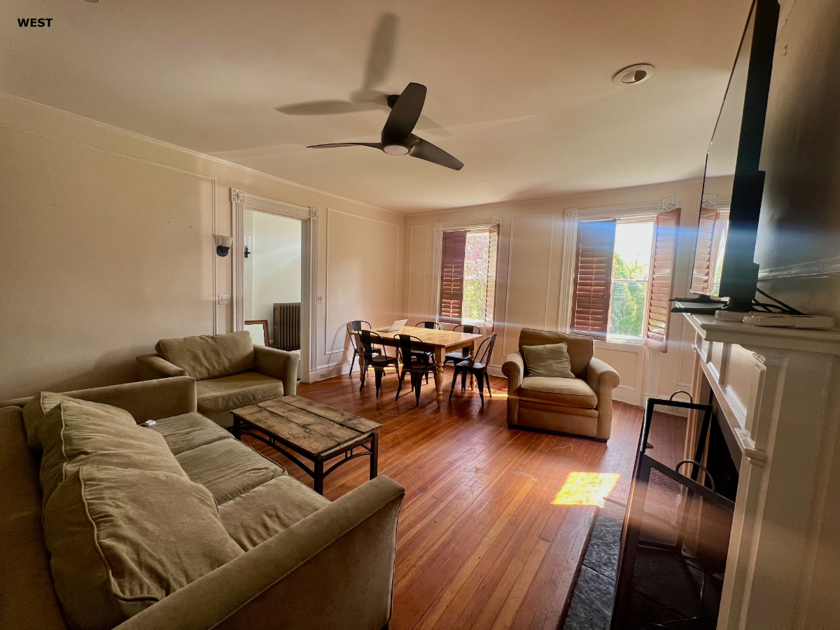 Large Bedroom with private exterior door to beautiful garden - great for pets - Photo 4
