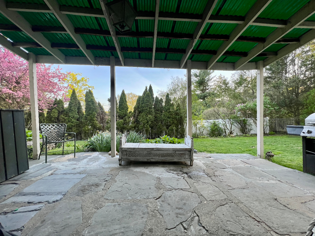 Large Bedroom with private exterior door to beautiful garden - great for pets - Photo 2