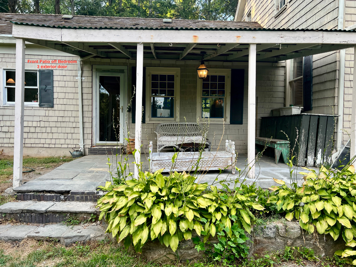 Large Bedroom with private exterior door to beautiful garden - great for pets - Photo 3