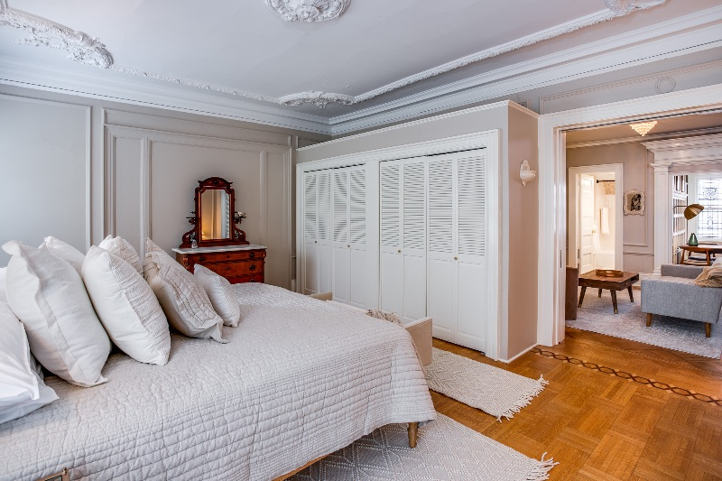 Renovated  Grand 1 Bedroom in Historic Neighborhood - Photo 3