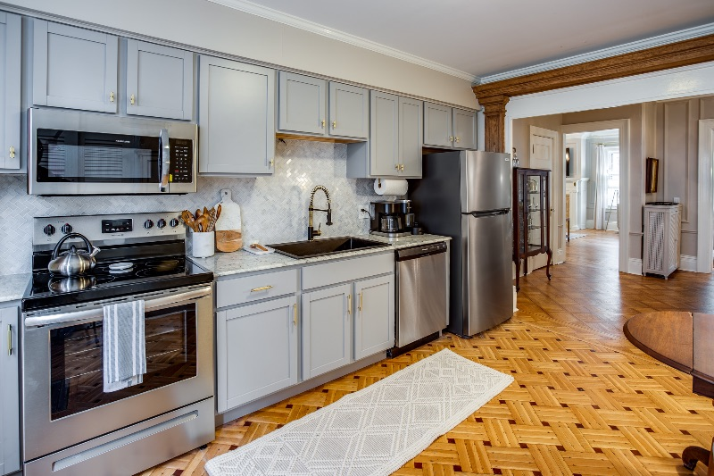 Renovated  Grand 1 Bedroom in Historic Neighborhood - Photo 4