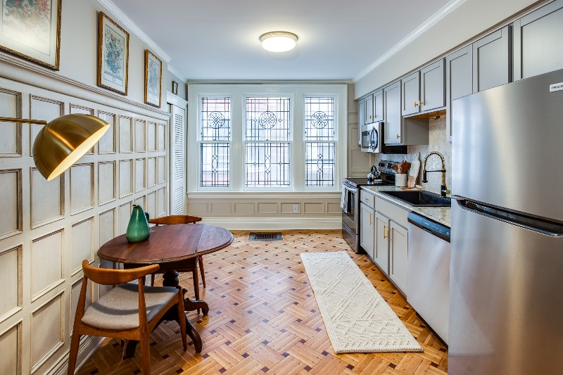 Renovated  Grand 1 Bedroom in Historic Neighborhood - Photo 5