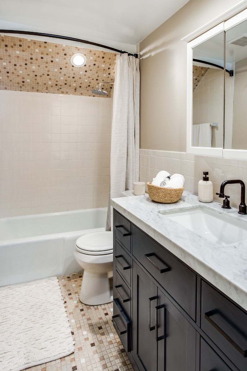 Renovated  Grand 1 Bedroom in Historic Neighborhood - Photo 7