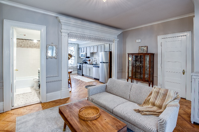 Renovated  Grand 1 Bedroom in Historic Neighborhood - Photo 8