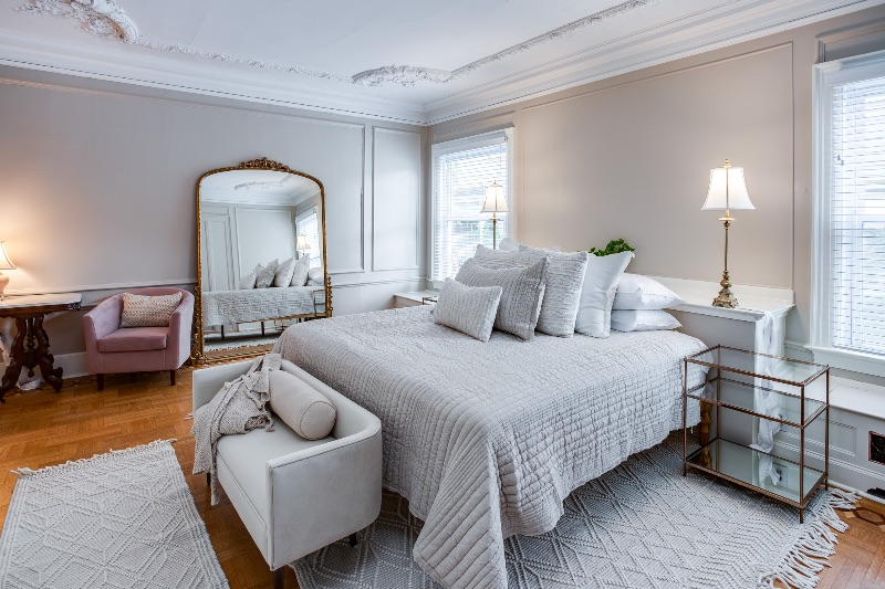 Renovated  Grand 1 Bedroom in Historic Neighborhood - Photo 9