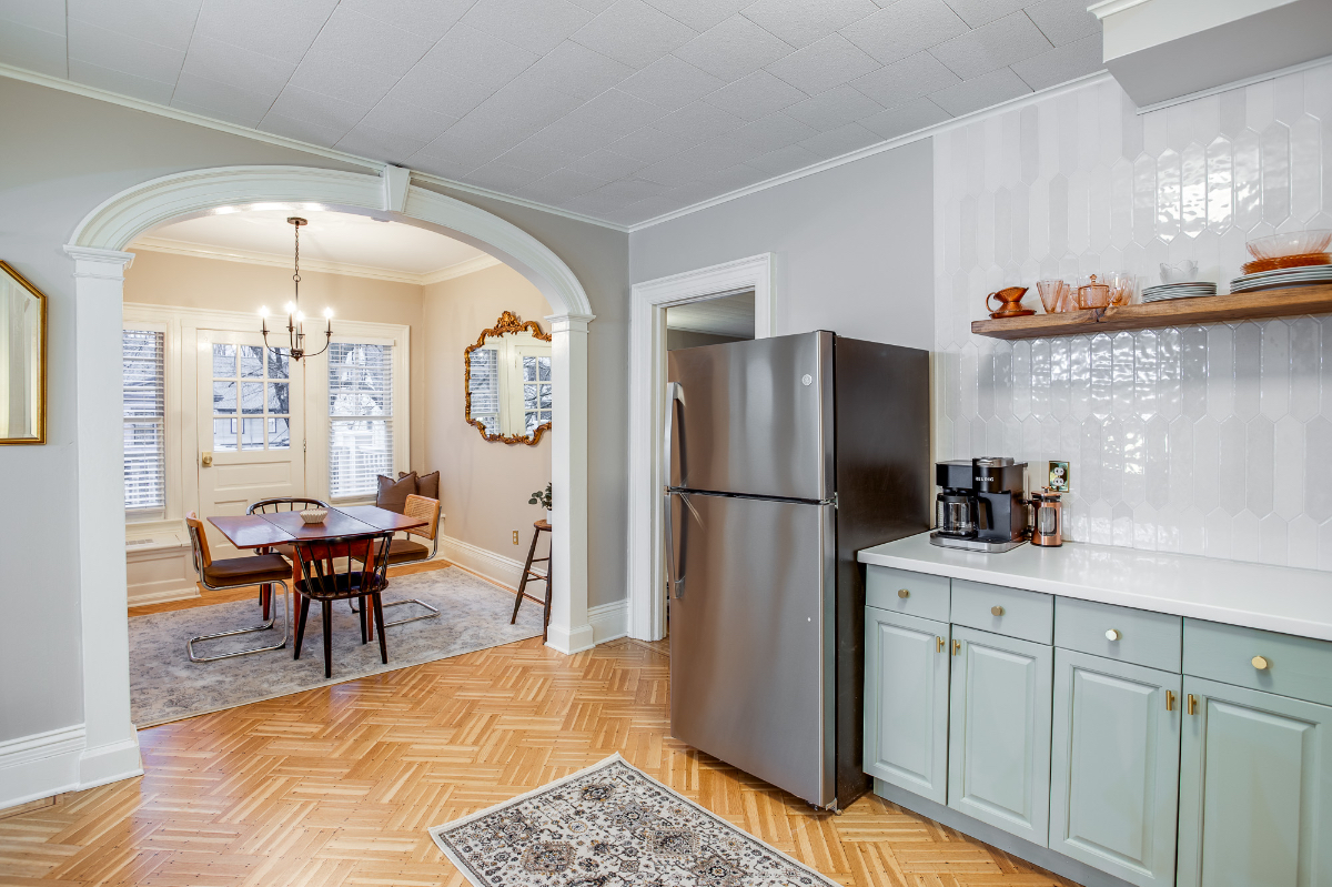 Renovated  Grand 1 Bedroom in Historic Neighborhood - Photo 2