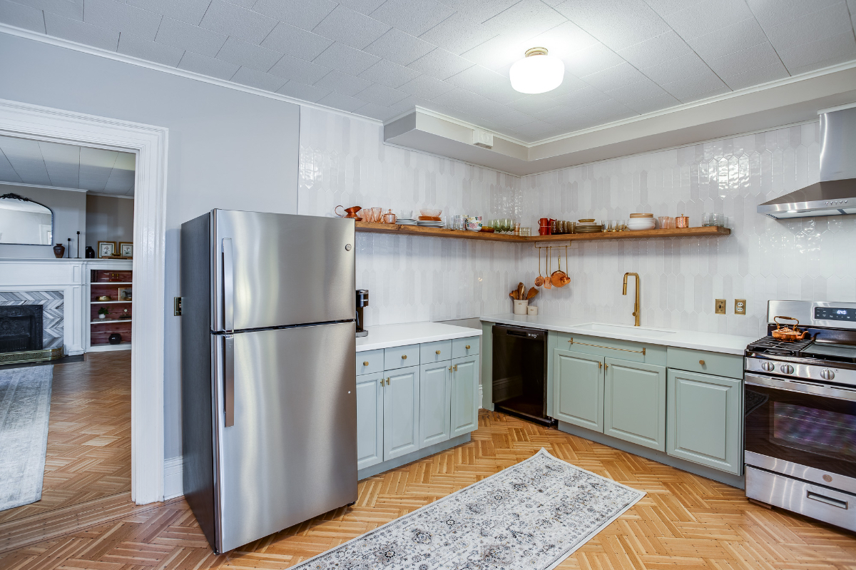 Renovated  Grand 1 Bedroom in Historic Neighborhood - Photo 3