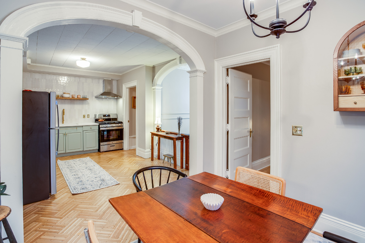Renovated  Grand 1 Bedroom in Historic Neighborhood - Photo 4