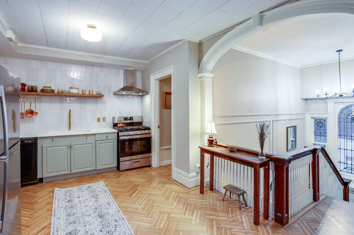 Renovated  Grand 1 Bedroom in Historic Neighborhood - Photo 7