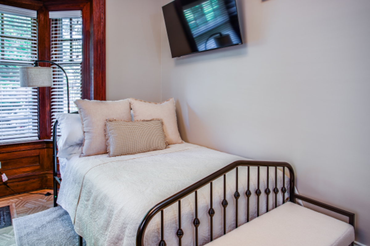 Renovated  Grand 1 Bedroom in Historic Neighborhood - Photo 5