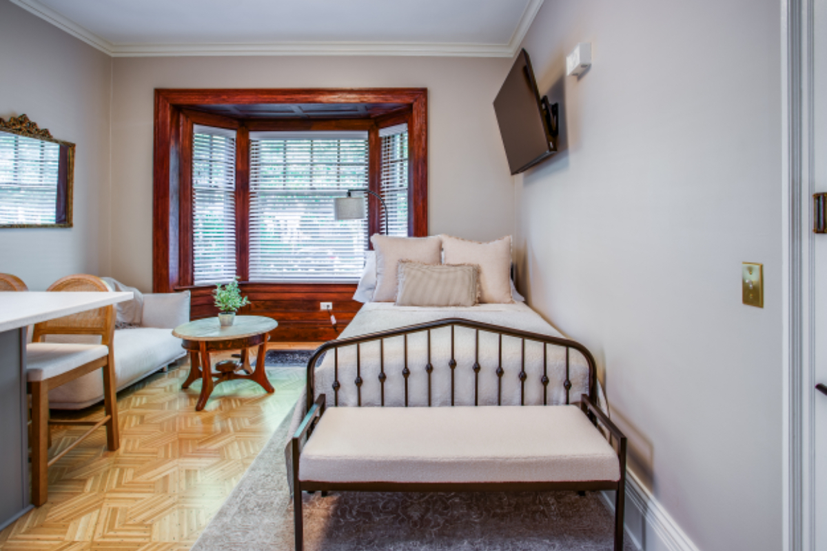 Renovated  Grand 1 Bedroom in Historic Neighborhood - Photo 2