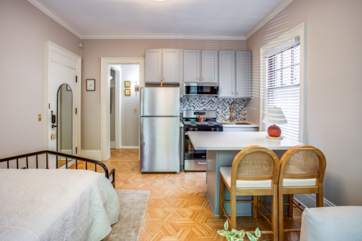 Renovated  Grand 1 Bedroom in Historic Neighborhood - Photo 3