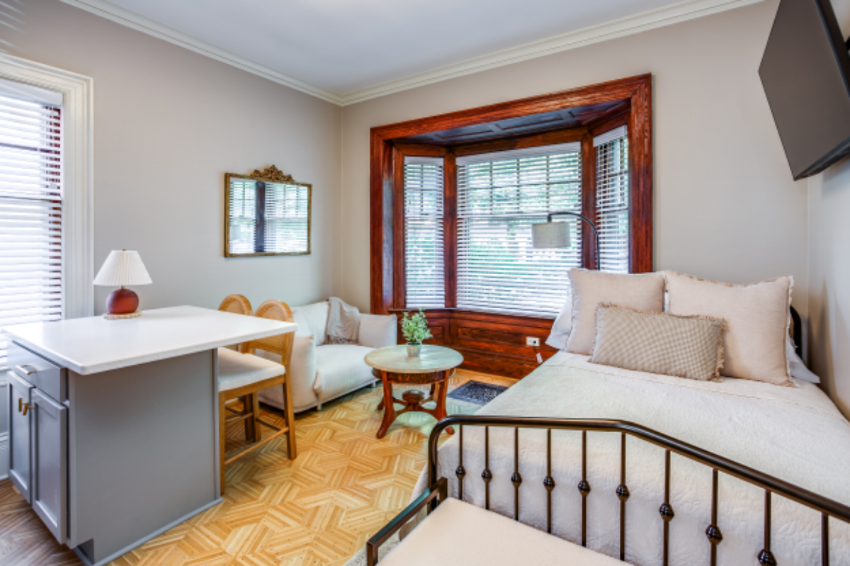 Renovated  Grand 1 Bedroom in Historic Neighborhood - Photo 4