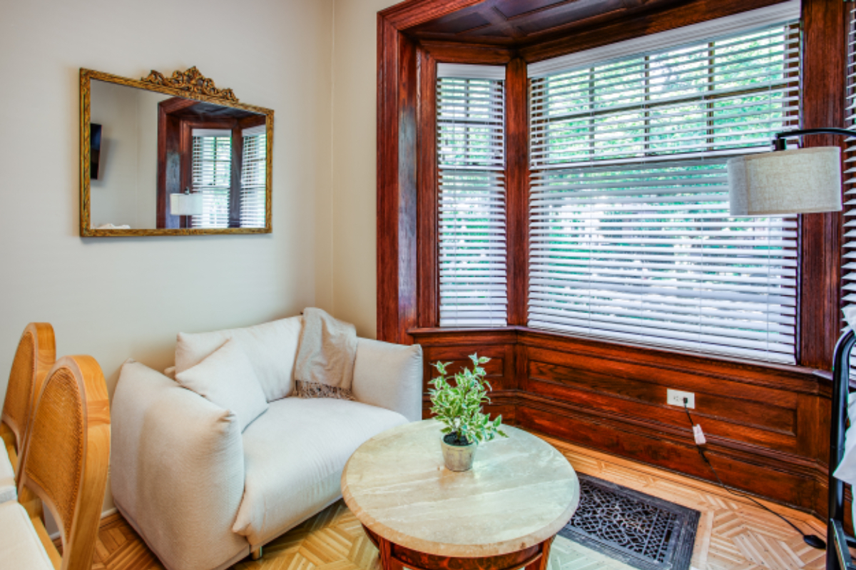 Renovated  Grand 1 Bedroom in Historic Neighborhood - Photo 9