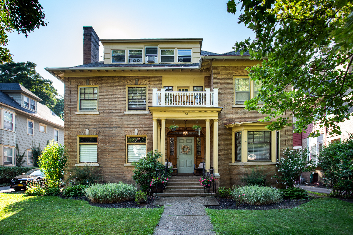 Renovated  Grand 1 Bedroom in Historic Neighborhood - Photo 10