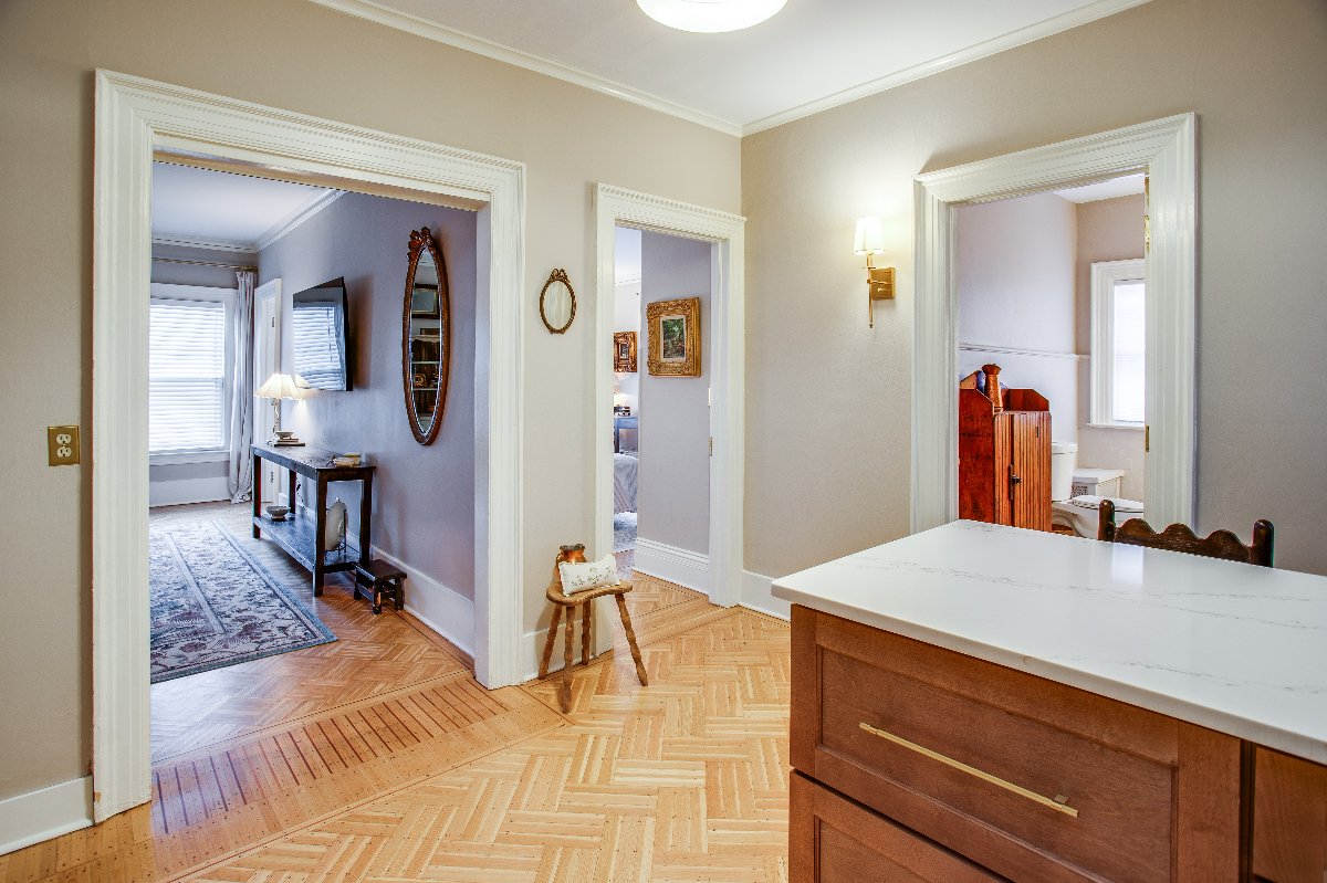 Renovated  Grand 1 Bedroom in Historic Neighborhood - Photo 2