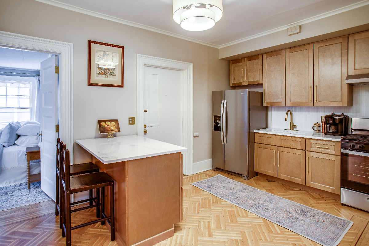 Renovated  Grand 1 Bedroom in Historic Neighborhood - Photo 3