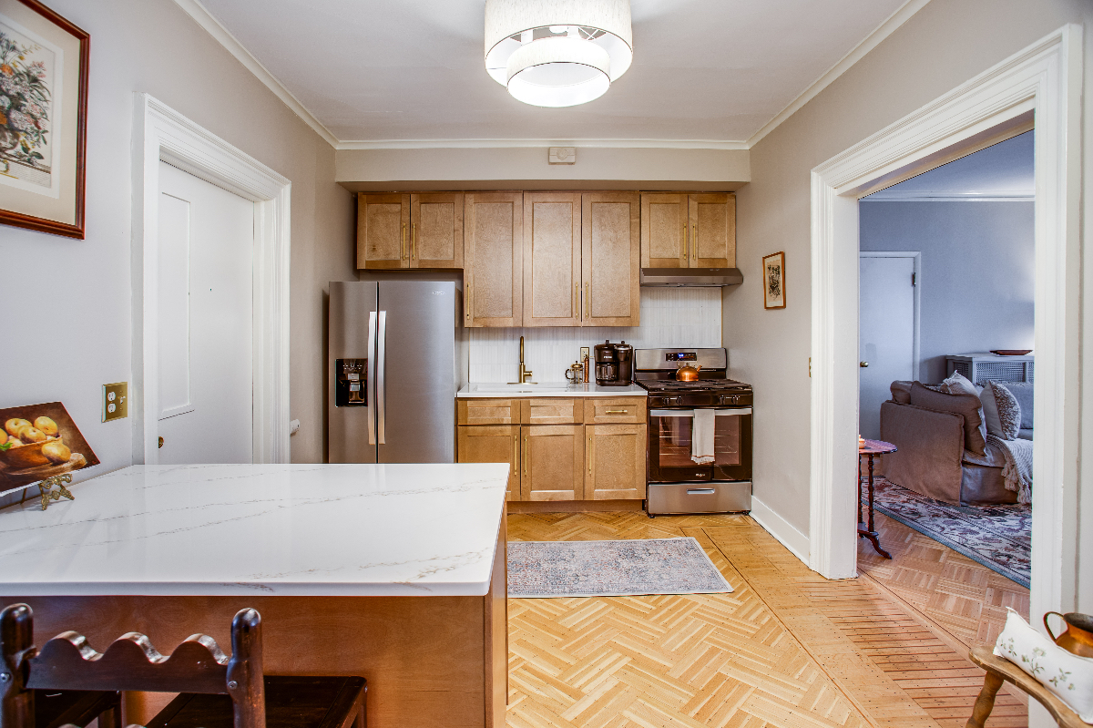 Renovated  Grand 1 Bedroom in Historic Neighborhood - Photo 5