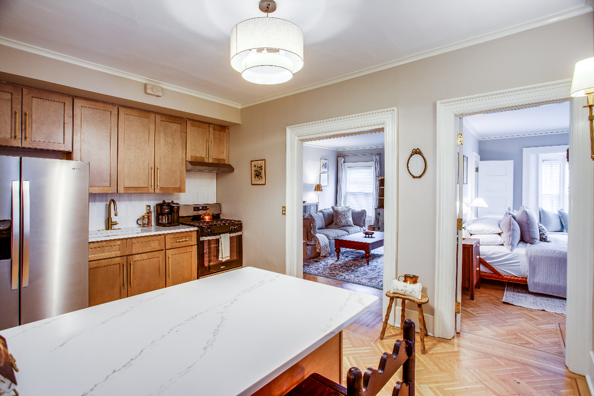Renovated  Grand 1 Bedroom in Historic Neighborhood - Photo 6